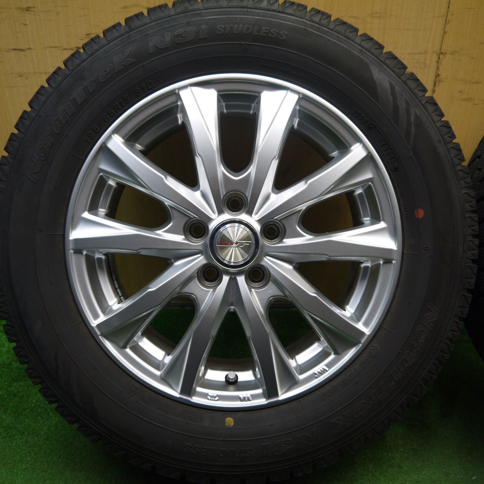 バリ溝！キレイ！9.5分以上☆プリウス 等 195/65R15 スタッドレス 