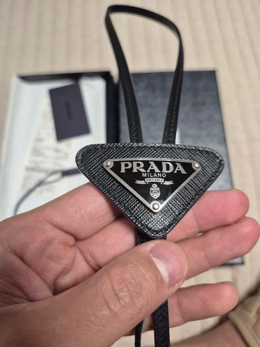 プラダ トライアングル ロゴ サフィアーノレザー ボロタイ ループタイ