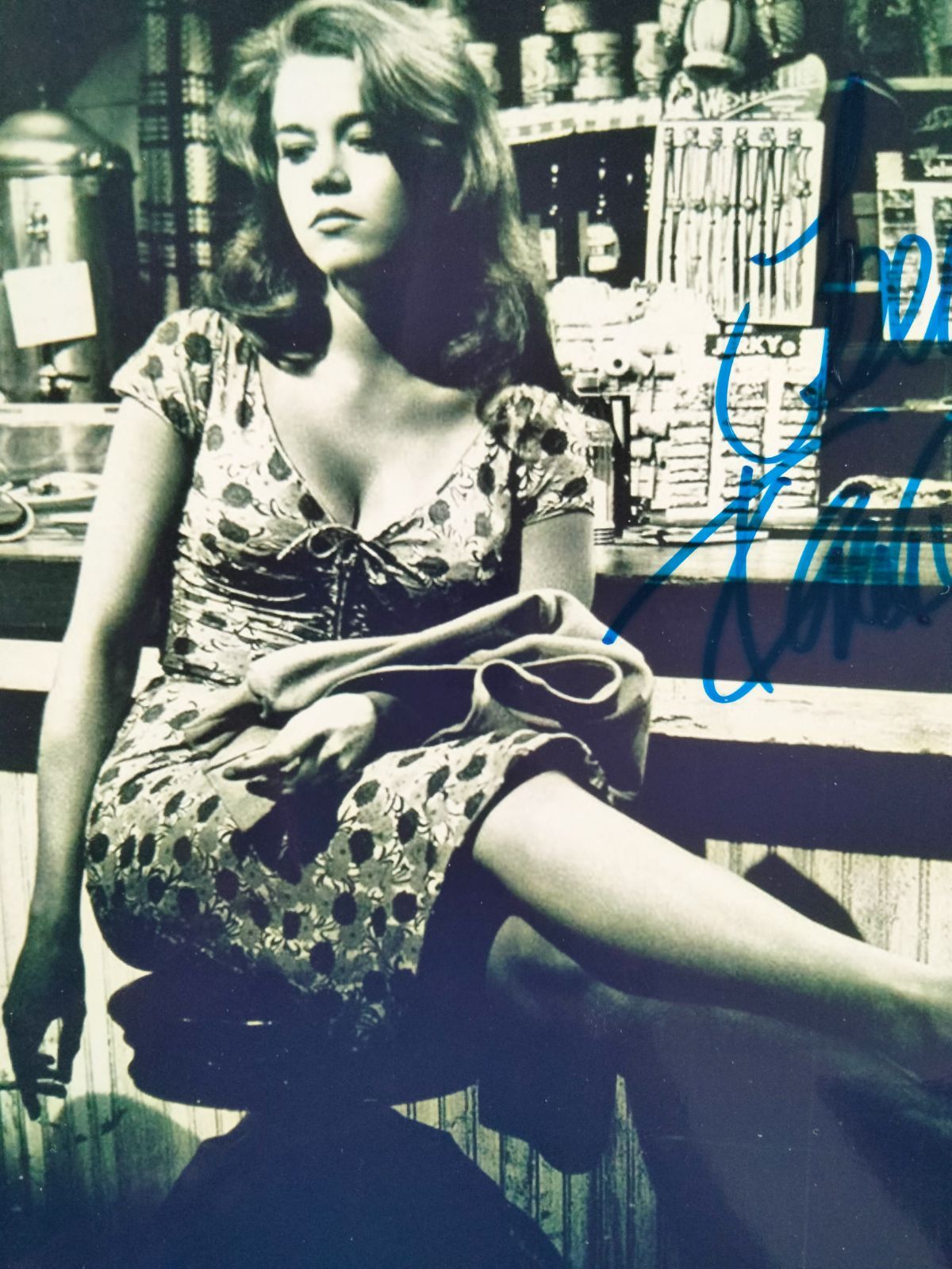 ジェーン・フォンダ直筆サイン入り超大型写真…危険がいっぱい…Jane Fonda - メルカリ