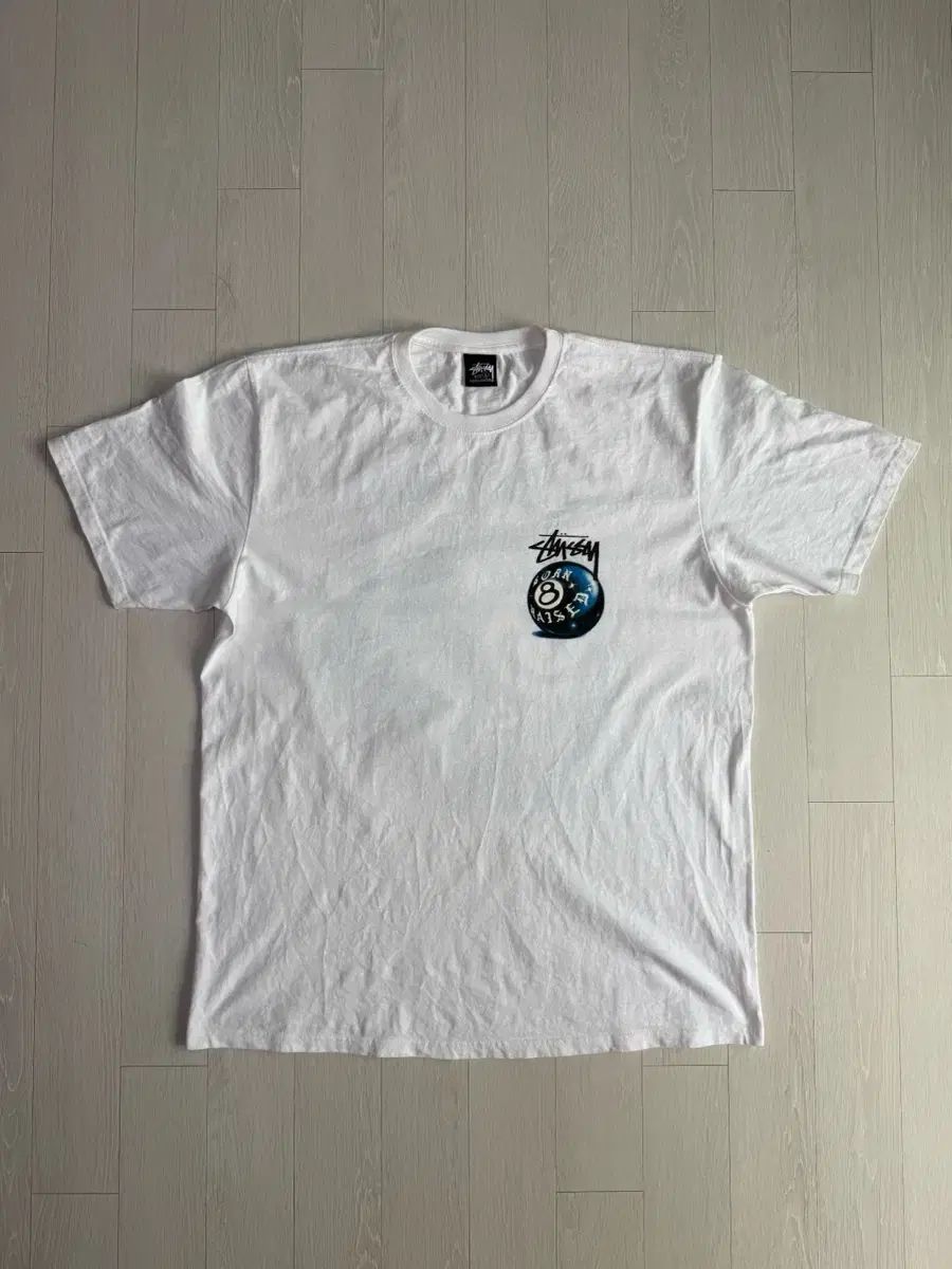 STUSSY(ステューシー) x 生まれ育った 8 ボール Tシャツ 白