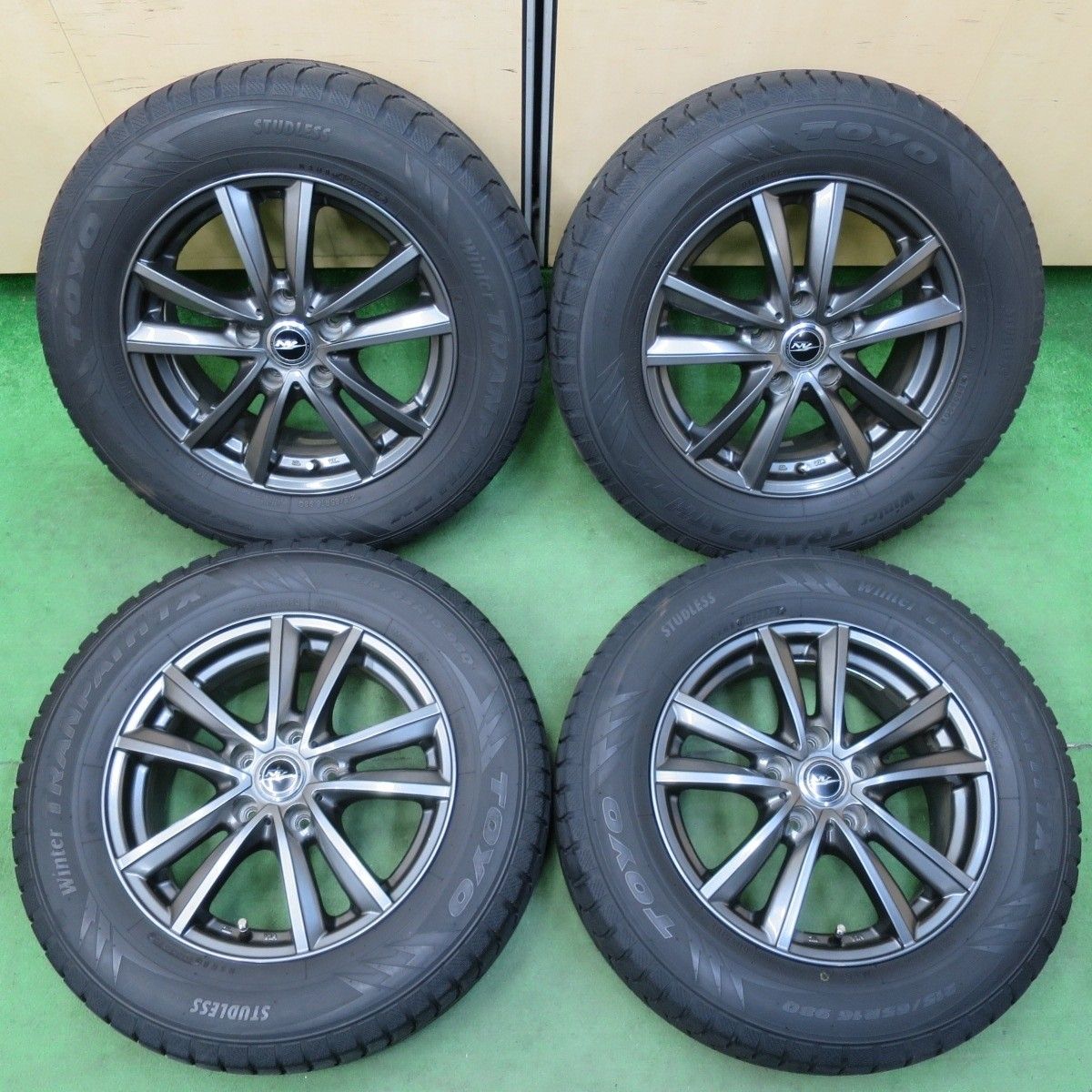 バリ溝！20年！8.5分☆スタッドレス 215/65R16 トーヨー