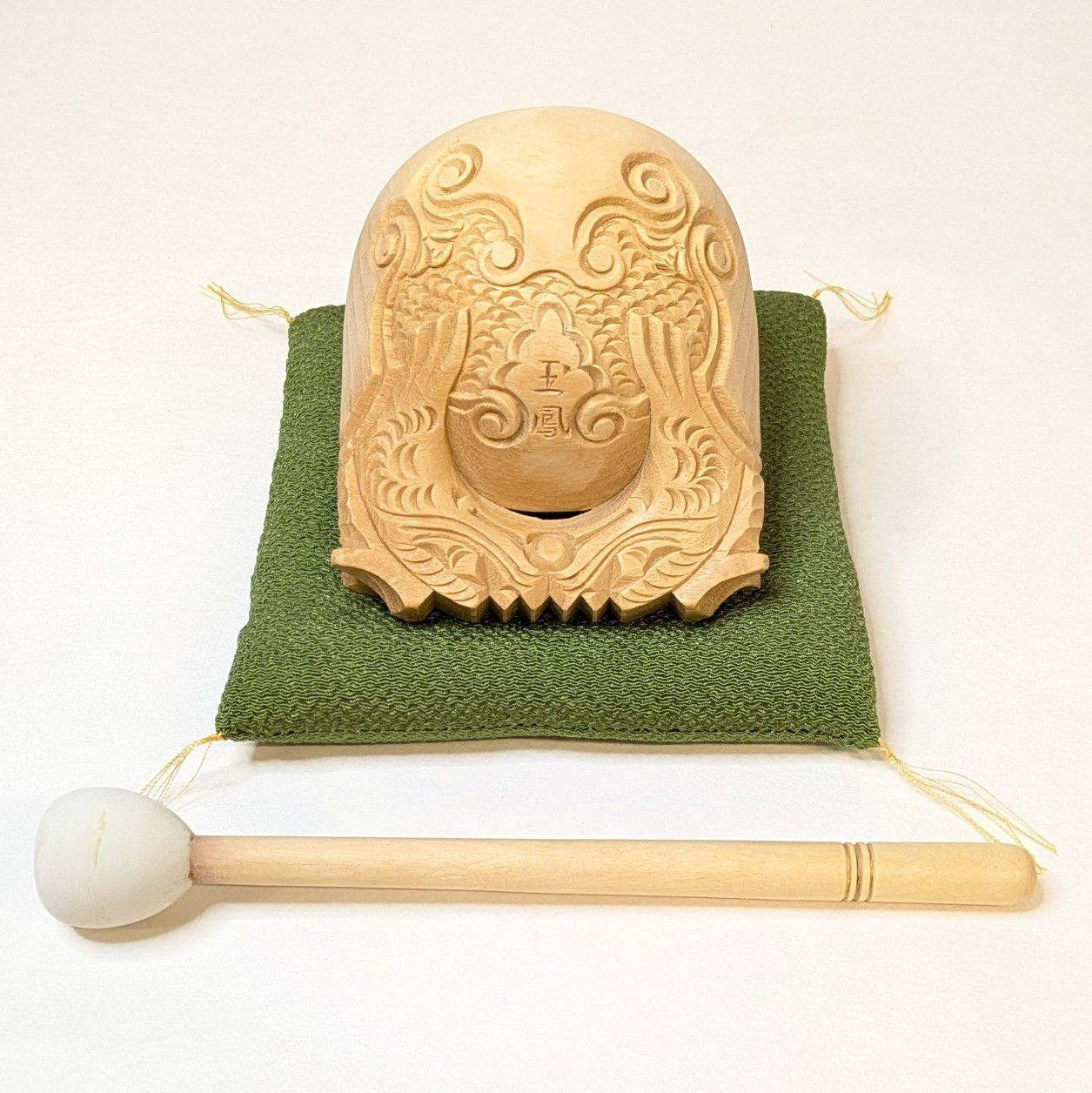 木魚 角布団 ゴム撥付き 本楠製 横幅約10㎝ 上置仏壇用 上彫