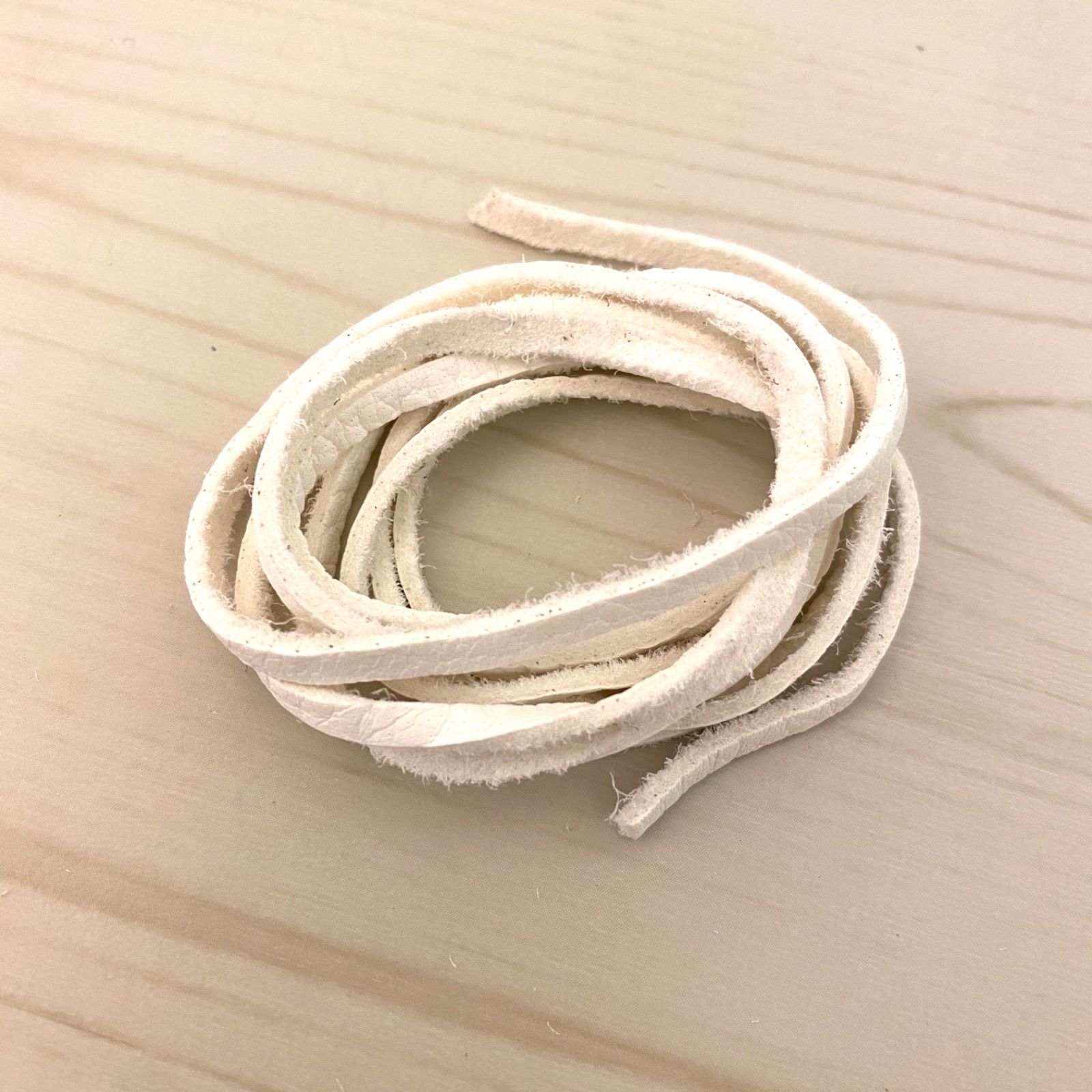 鹿革紐 ディアスキン ハンドメイド ビーズ 本革 皮ひも 白 鹿革紐 ディアスキン ハンドメイド ビーズ 本革 皮ひも 白