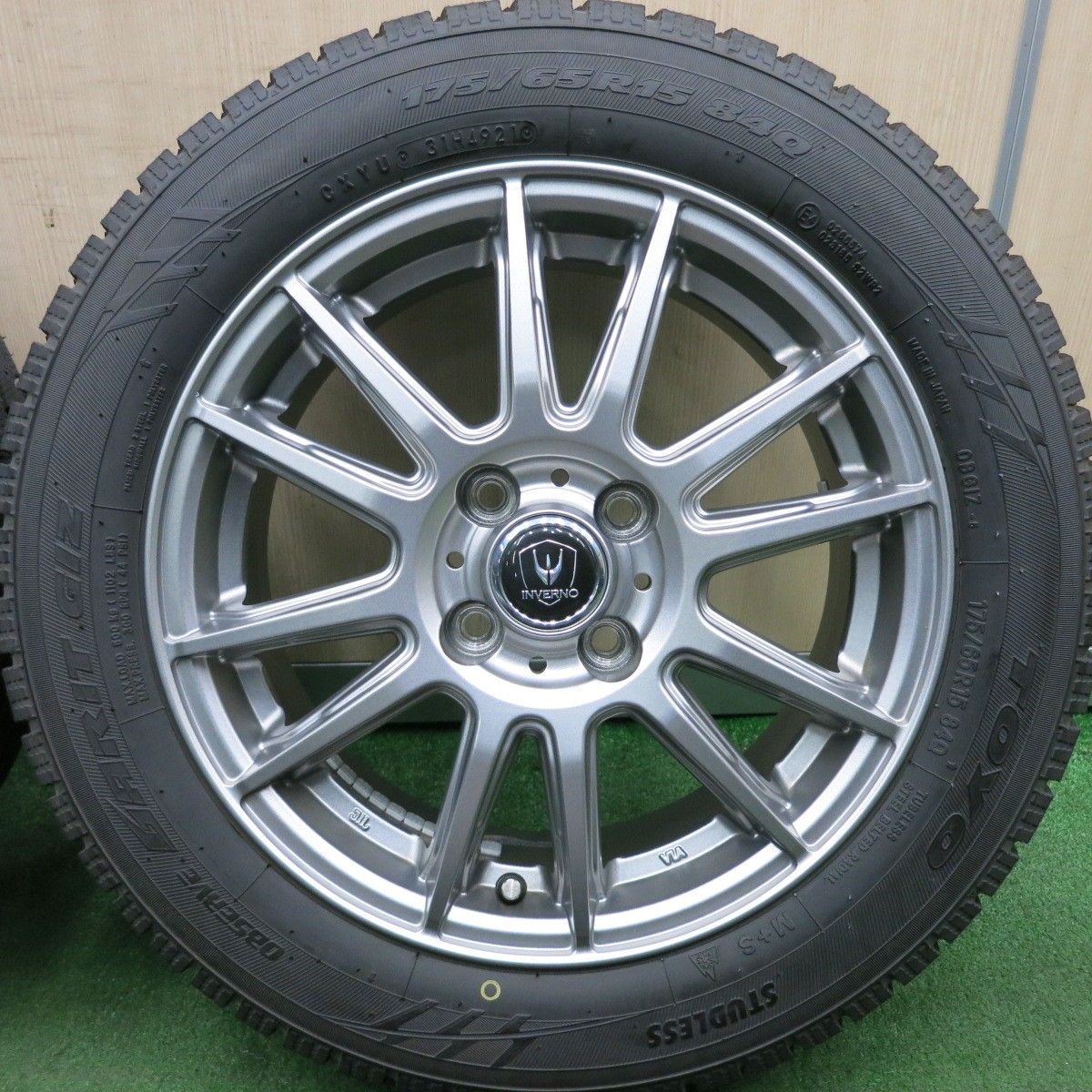 TOYO スタッドレス 21年製175/65R 15インチ アクア　フィット
