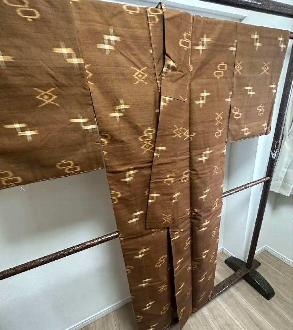 しつけ付　超美品　重要無形文化財 本場　久米島紬　着物　絣　焦茶　162 未使用 しつけ付 重要無形文化財 本場 久米島紬 着物 絣 沖縄 茶 154