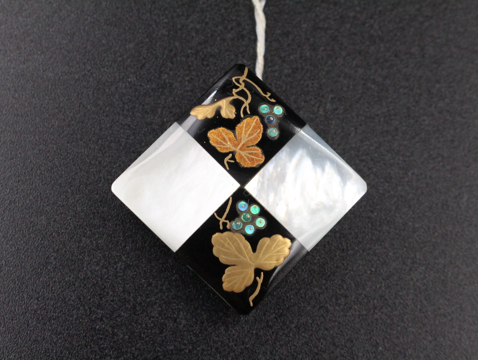 行董 YAMATO|きものやまと 帯留 オニキス|白蝶貝 蒔絵 シルバー 和装小物 輪島本金蒔絵 漆作家 作家物 LB0U60