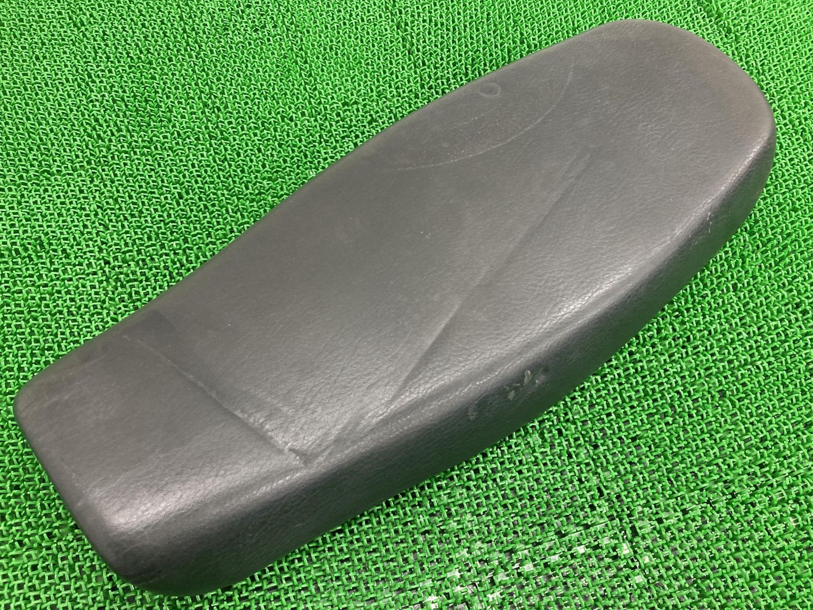 グラストラッカー シート 25D3 スズキ 純正 中古 バイク 部品 NJ47A NJ4BA グラストラッカービッグボーイ カスタム素材に 破れ無し