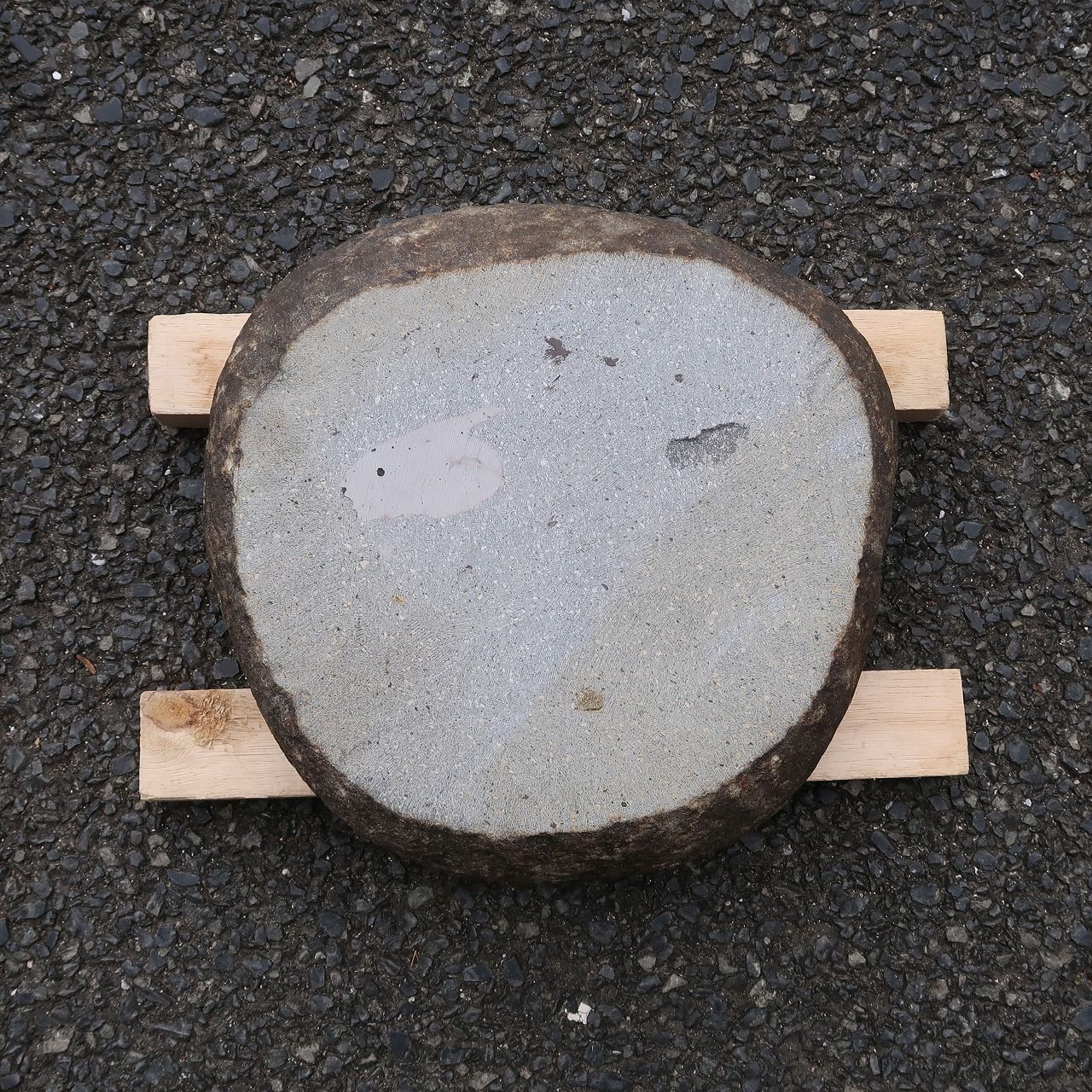 天然石をくり抜いた手水鉢