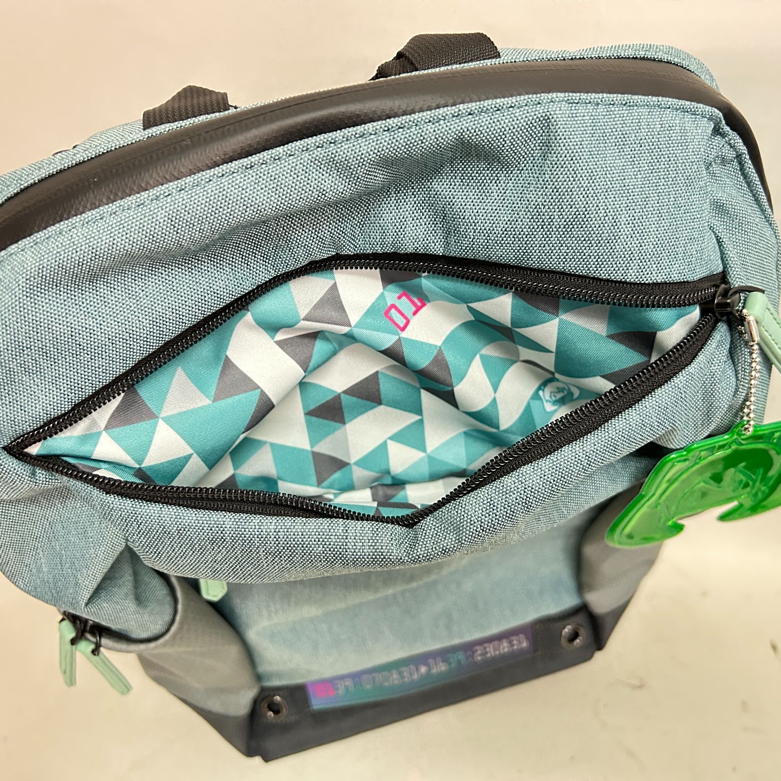 浜館41-888】 初音ミク PCリュック ミクグリーン 【中古品】 - メルカリ
