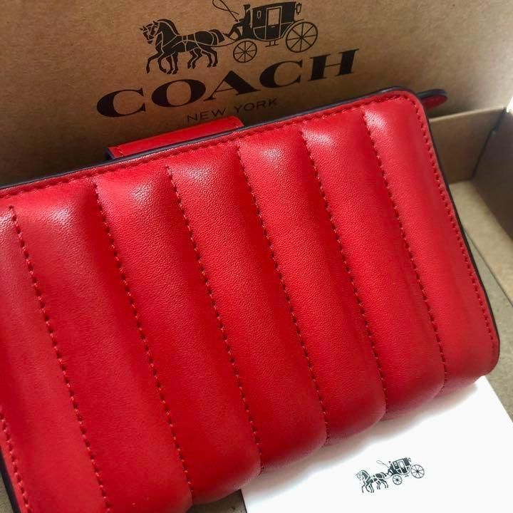 贈答 COACH 新品 レッド キルティング 折り財布 コーチ レディース