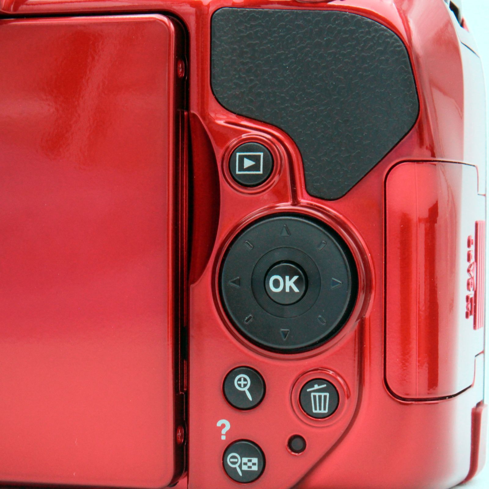 わずかシャッター数1689枚【新品級】Nikon D5300 レッド ボディ#7518