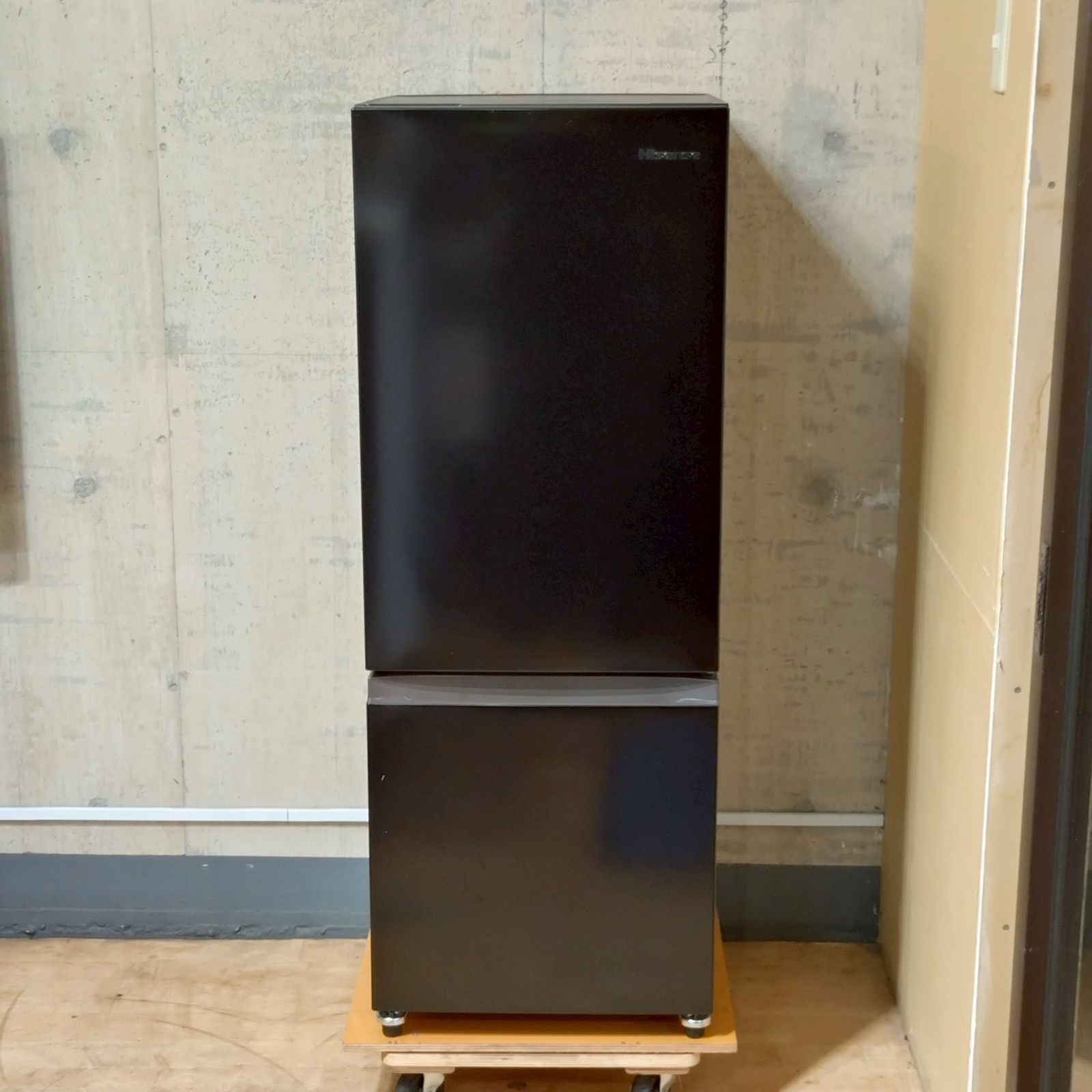 6r35 Hisense 2ドア冷凍冷蔵庫 HR-D15FB 162L 中古 Amazon | ハイセンス 冷蔵庫 幅48.1cm 162L ブラック HR-D15FB 2