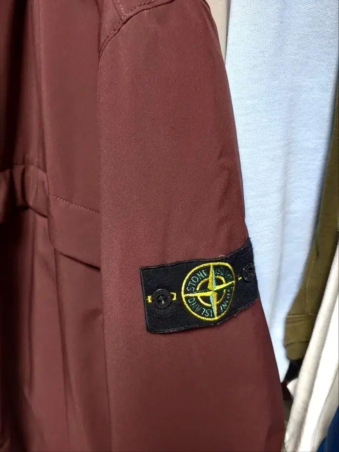 ストーンアイランド バーガンディ ソフトシェルr プリマロフト 軽量ダウン xxxl