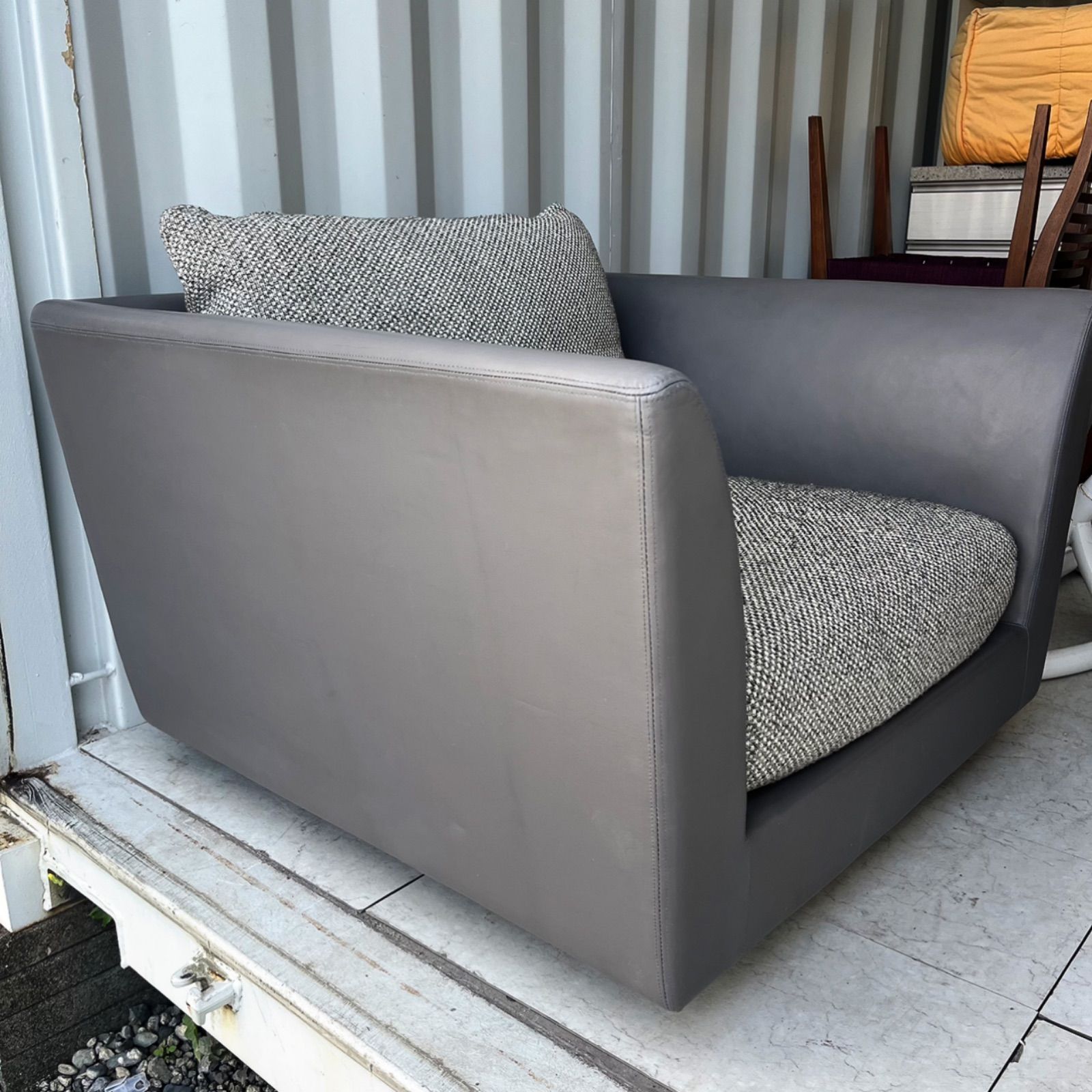 取付無料！アルフレックス Aソファ 本革チャコールグレーファブリック1Pソファ✨ 取付無料！アルフレックス Aソファ 本革チャコールグレーファブリック