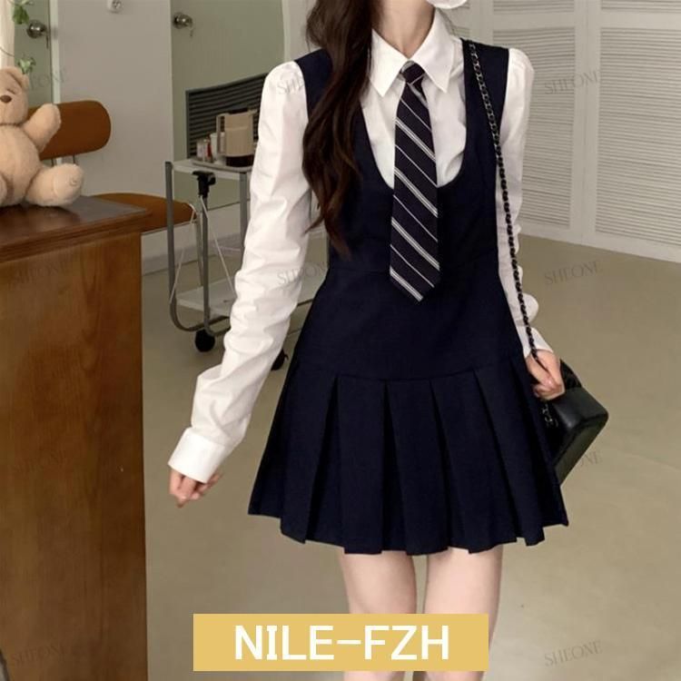 制服 サロペットスカート