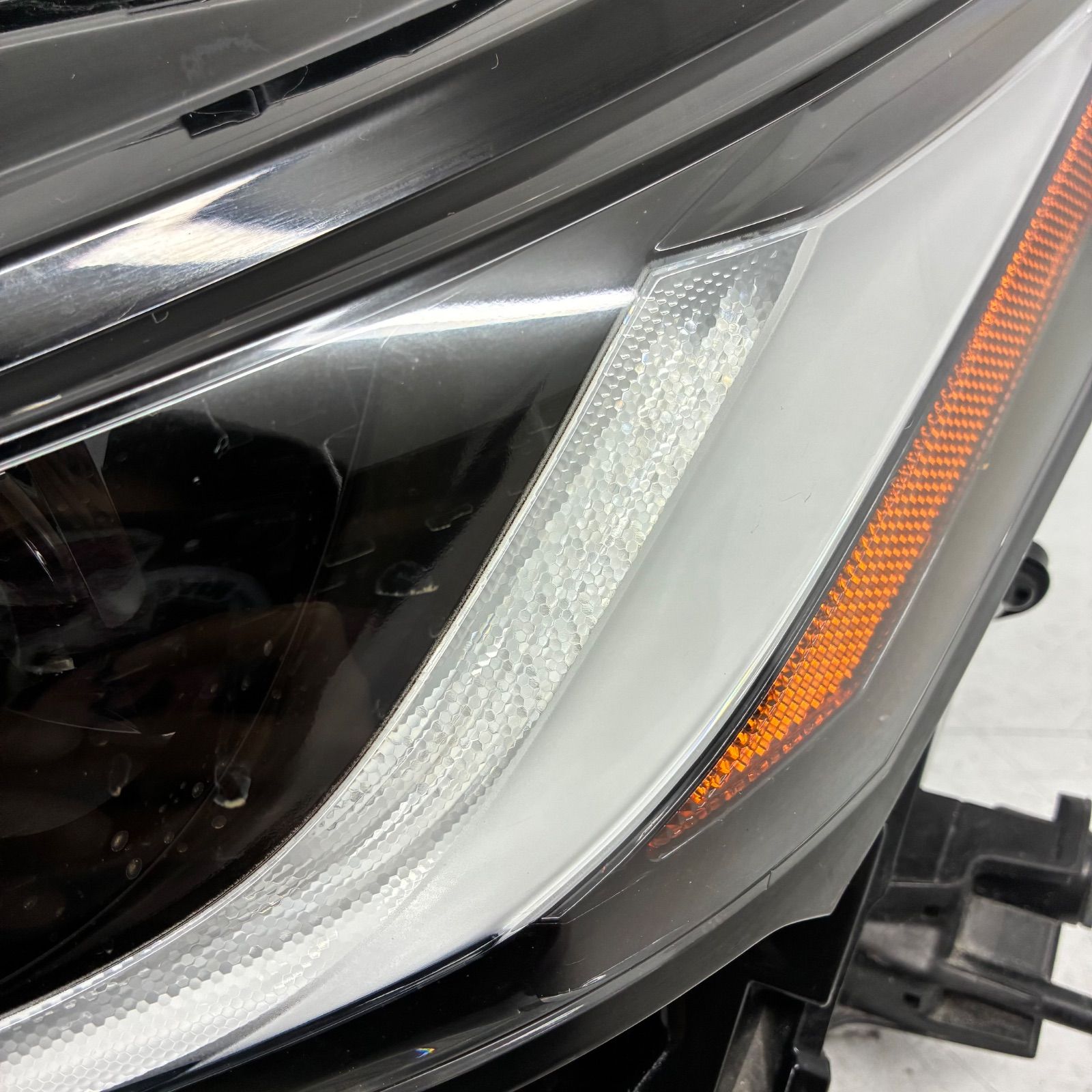 MXUA80 MXUA85 80系 ハリアー 純正LEDヘッドライト左側