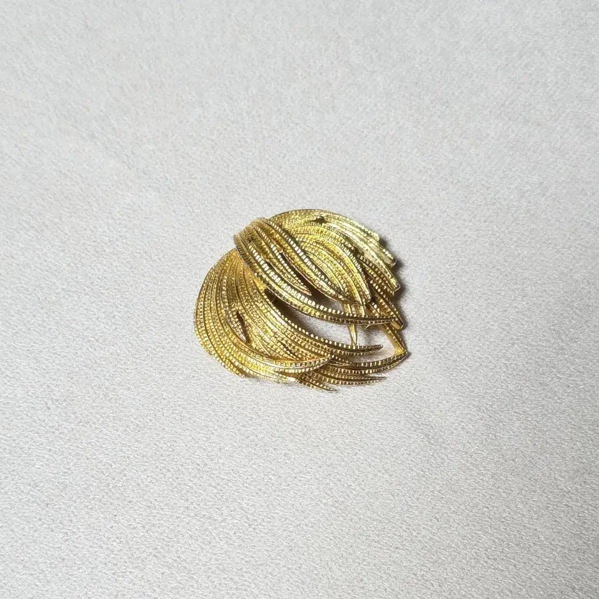 ブローチ