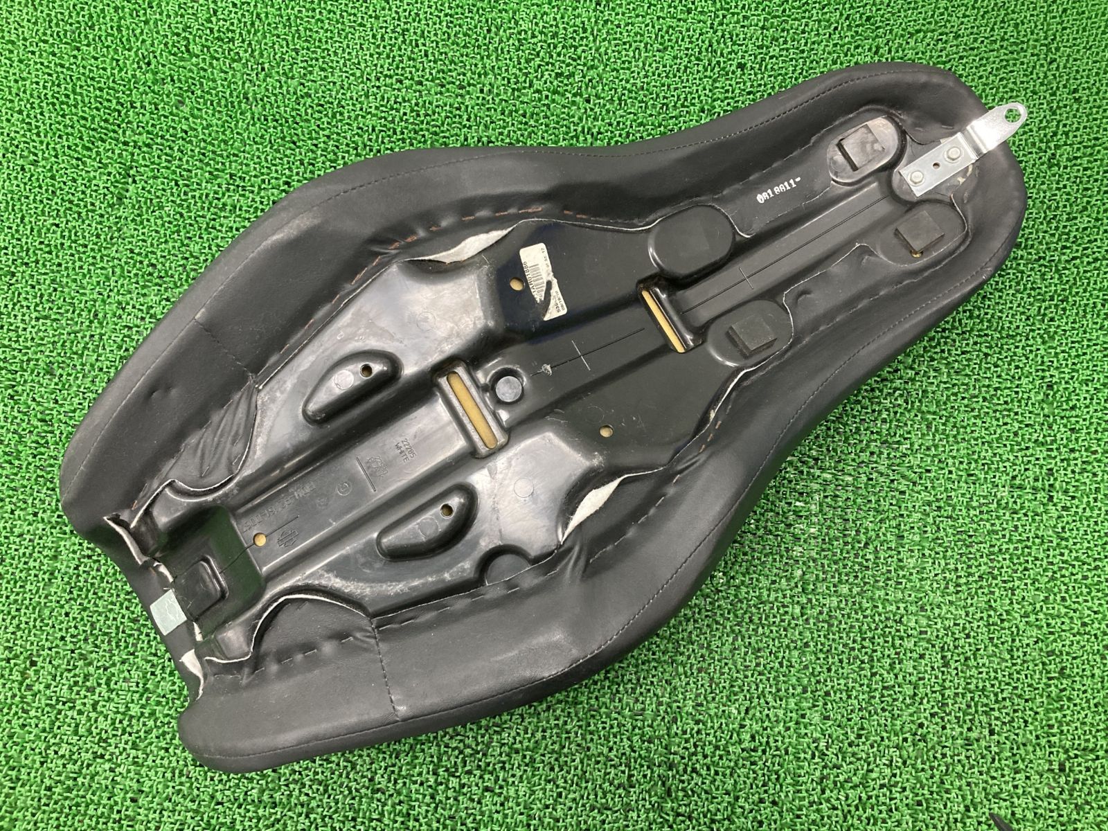 ハーレー　FXDL1580 ダイナ ローライダー 純正　シート FXDL1580 シート ハーレー 純正 中古 バイク 部品 ダイナ ローライダー