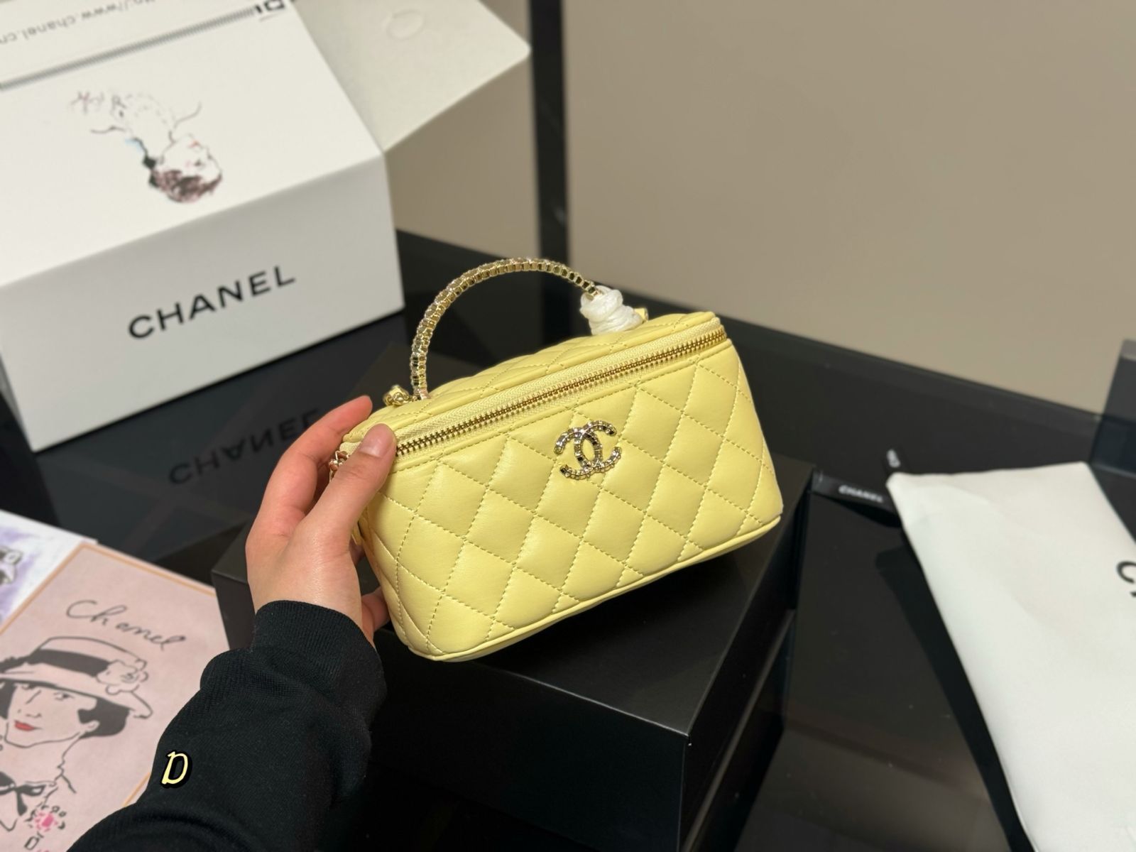 今日特価】Chanel Handle Cosmetic Box シャネル ハンドル