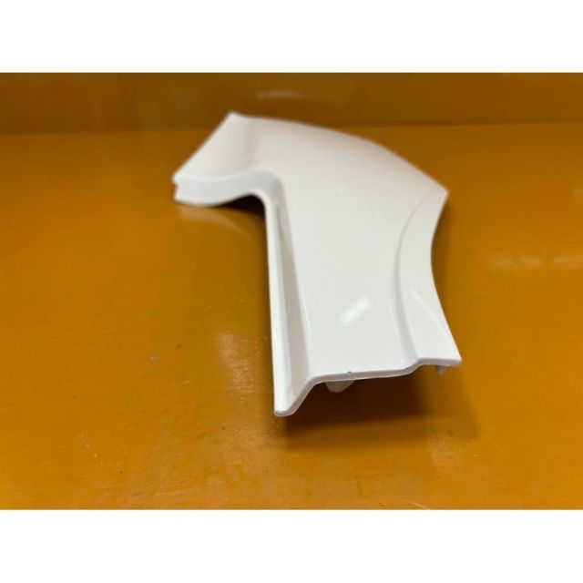 右 白