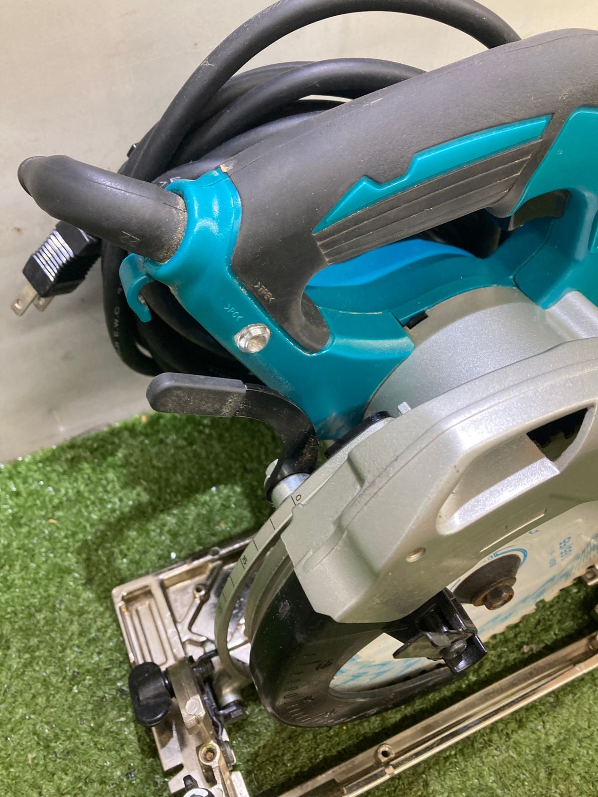 マキタ18V 125mm 充電式際切り丸鋸 充電器・ケース付 HS471DRGB マキタ18V 125mm 充電式際切り丸鋸 充電器・ケース付 HS471DRGB