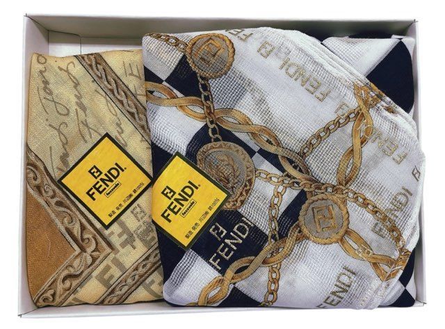 新品・FENDI ハンカチ 2枚セット　スカーフとしても FENDI ハンカチ2枚セット 時計 パンプス バック 香水 ペカン