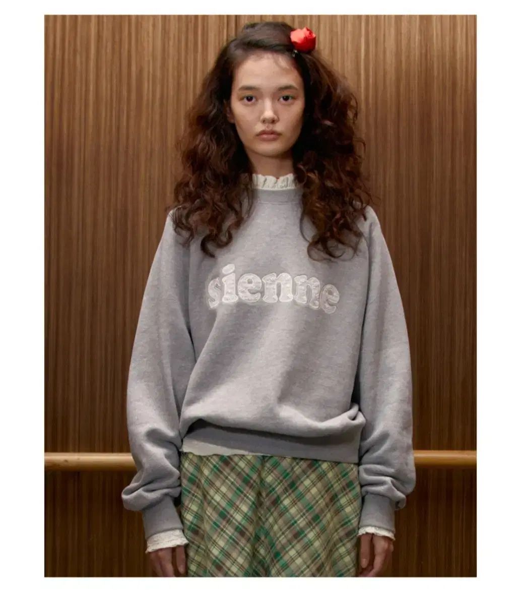 【新品タグ付き】sienne　シエンヌ スウェット　トレーナー　レース　韓国 新品タグ付き】sienneシエンヌ スウェットトレーナーレース韓国