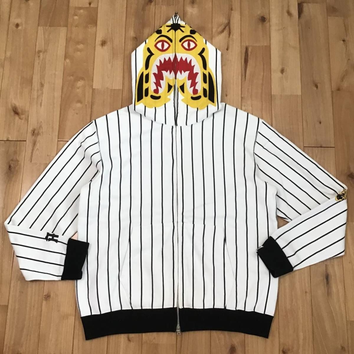 ☆阪急うめだ限定☆ 阪神タイガース タイガー パーカー Mサイズ tiger 