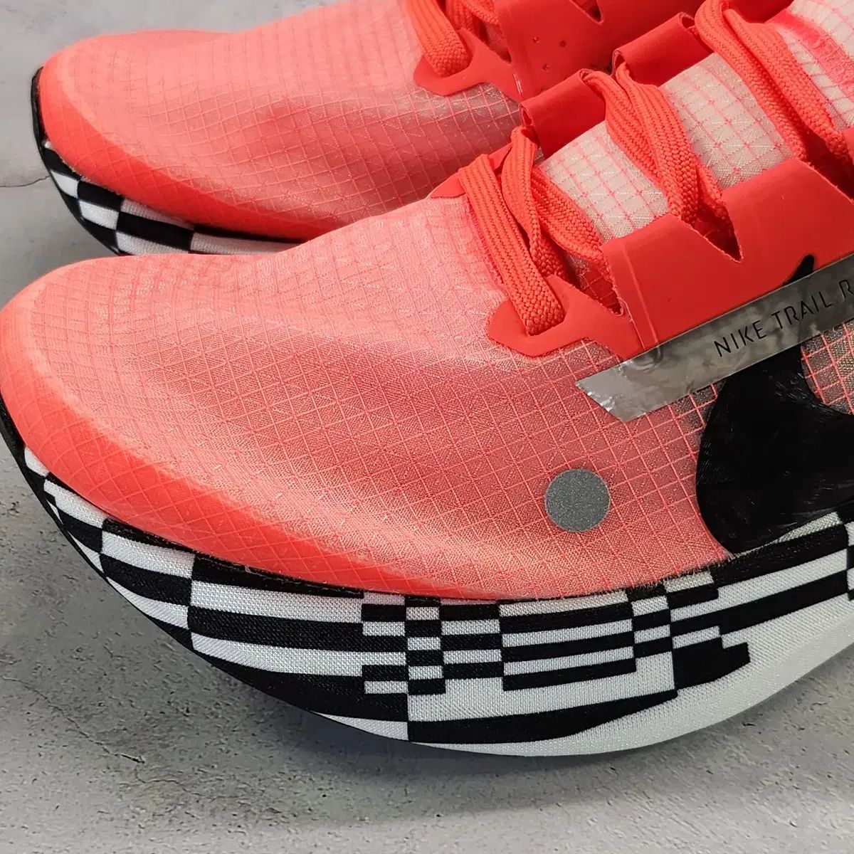 NIKE ナイキ 280 ウルトラフライ トレイル ブライト クリムゾン 白