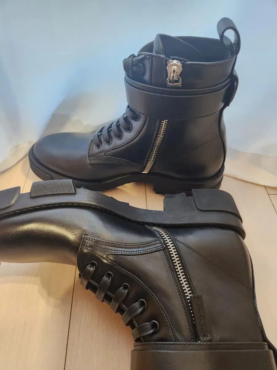 GIVENCHY(ジバンシィ) 4g バックル ブーツ 出品 PRADA(プラダ) GUCCI 