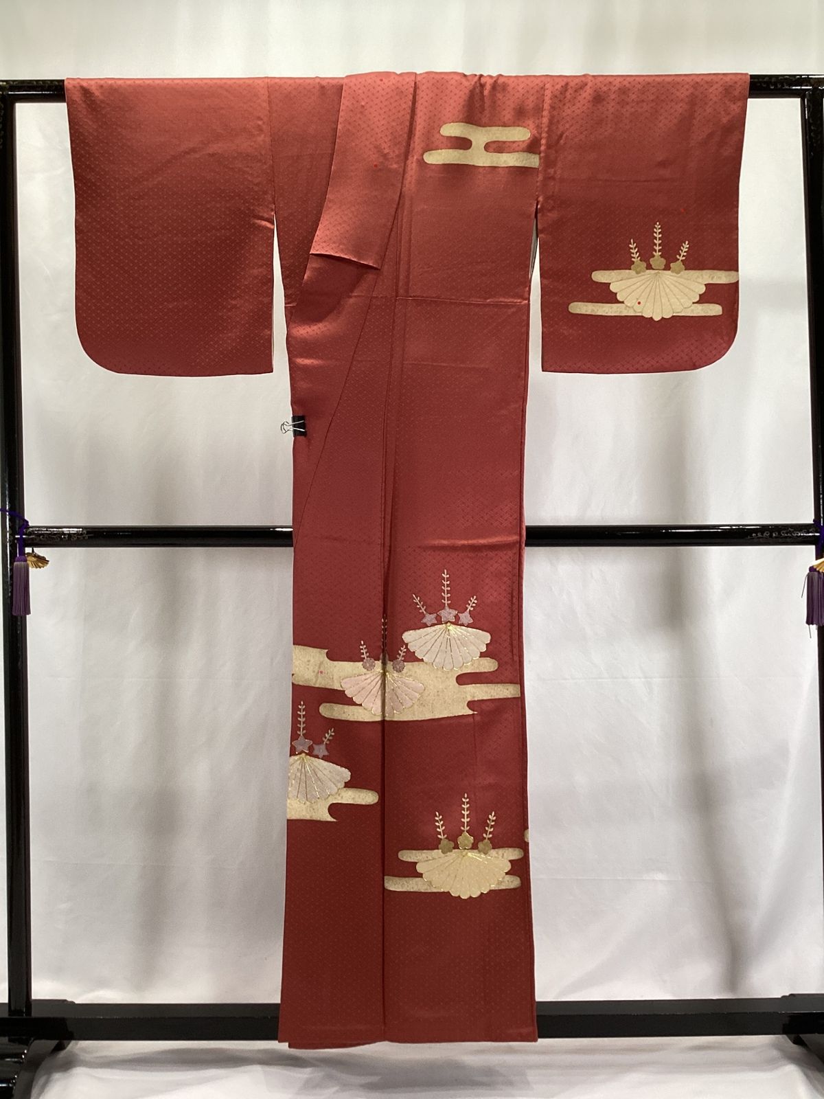 平和屋着物○訪問着 駒刺繍 扇面万寿菊笹文 蛍暈し 黒地 金彩 正絹