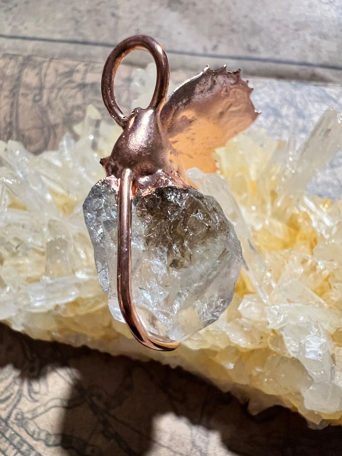 龍脈の精髄 ― ガーデンクォーツ × 植物ペンダント 自然と共鳴するお守り 売上の一部は保護猫活動に使用させていただきます