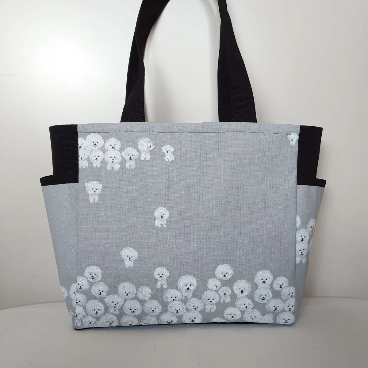 ハンドメイド　サイドポケット付きトートバッグ　ビションフリーゼ ビションフリーゼ グレー サイドポケット 肩掛けトートバッグ