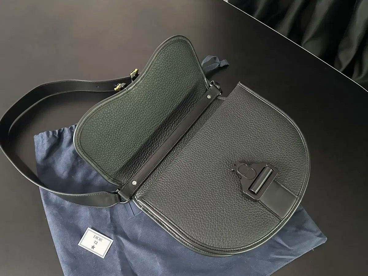 MCM メンズ クロスボディバッグ (ブラック) MCM Klassic モノグラム