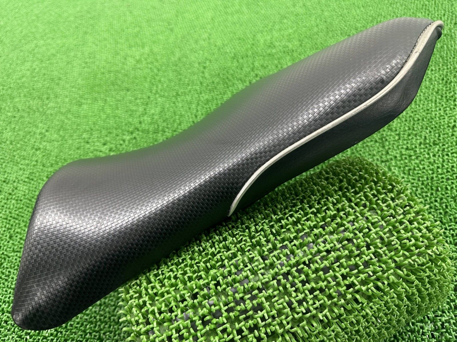 FZ-1フェザー フロントシート 2D1 ヤマハ 純正 RN21J FAZER メインシート 張替え済ワンオフカスタムソロシート 修復素材に hX