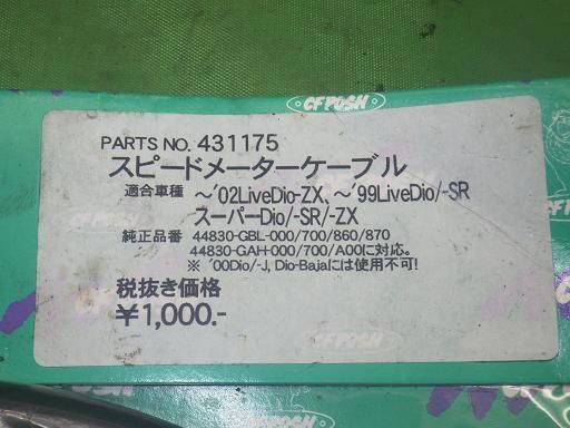 レノックス　フルーツバスケット、ボールを抱く陶器製 白い猫の置物 2体セット レノックス フルーツバスケット、ボールを抱く陶器製 白い猫の