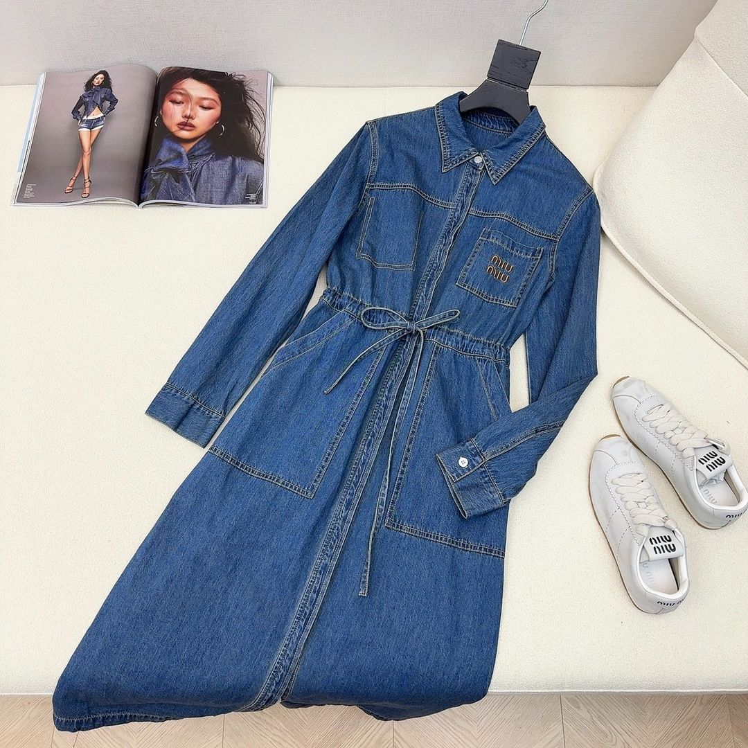 MIU MIU カジュアルなアルファベットロゴ刺繍デニムワンピース 