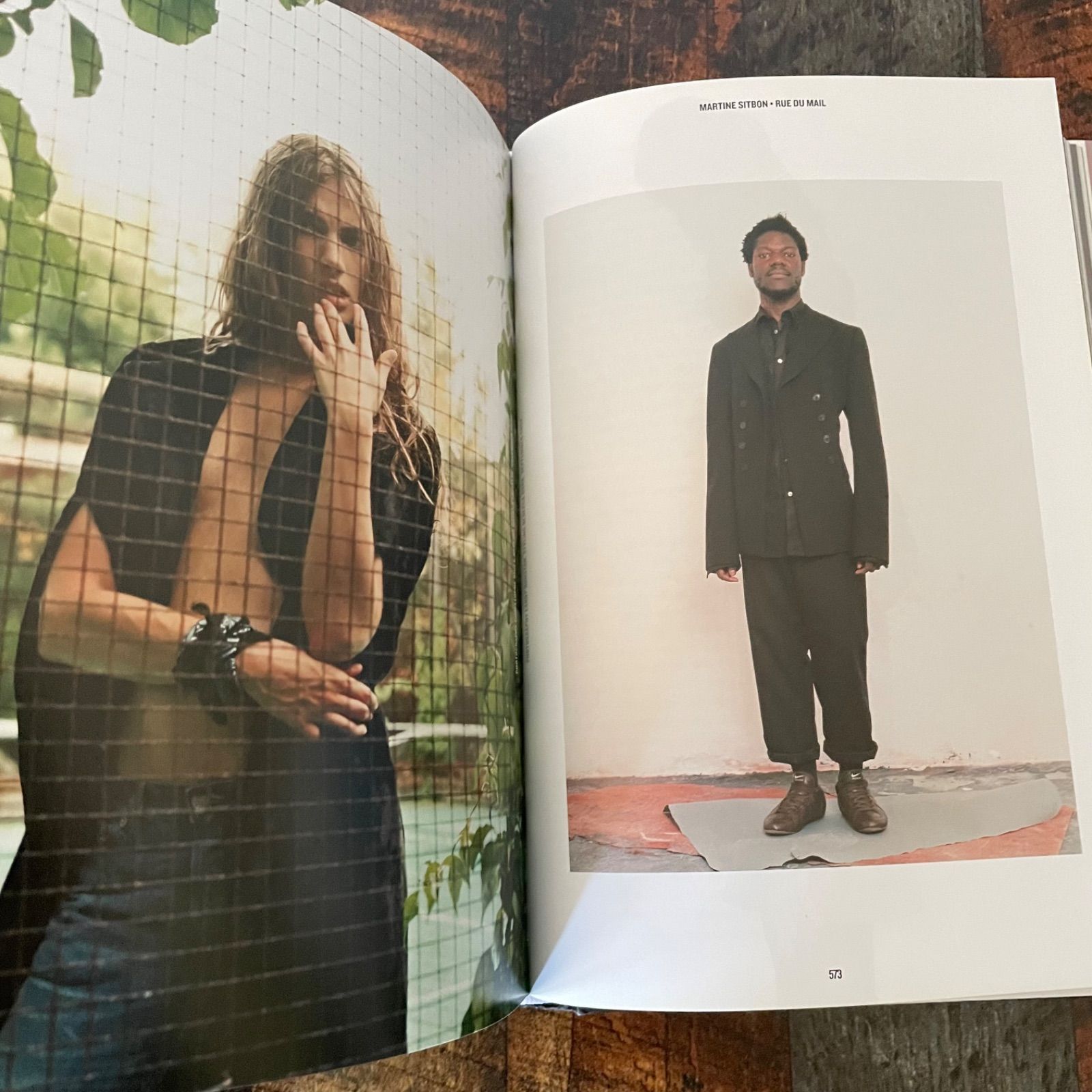 洋書】100 Contemporary Fashion Designers - メルカリ