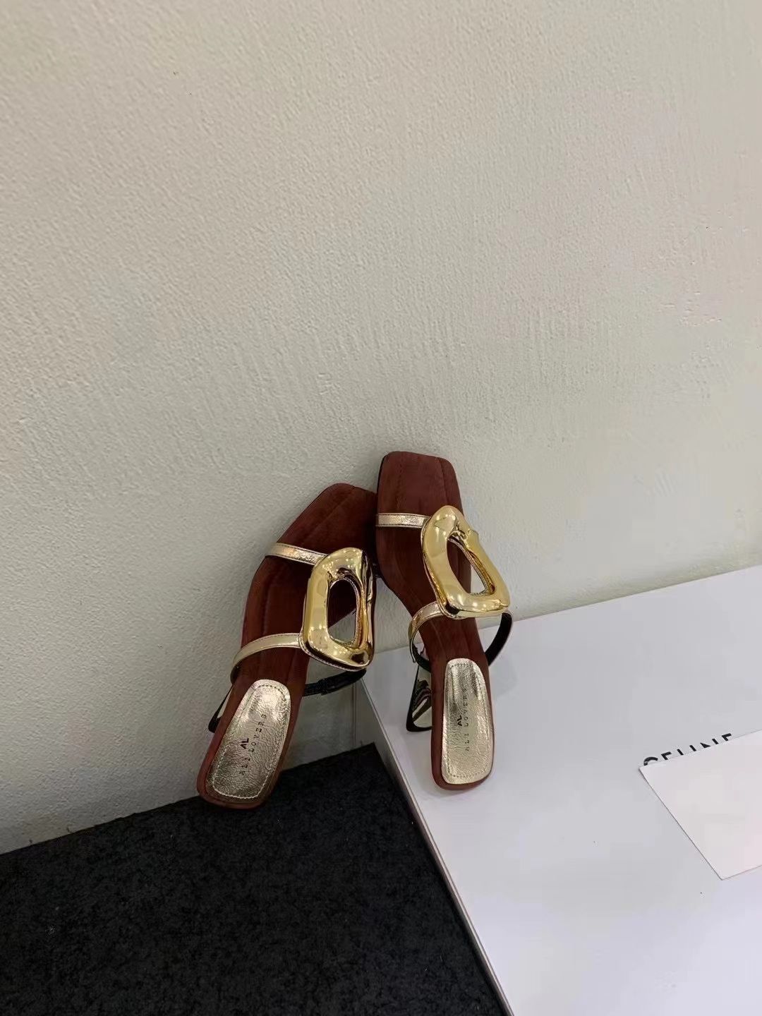 メタルファスナーサンダル