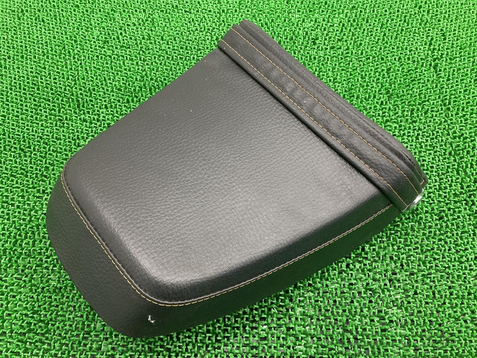 GB250クラブマン タンデムシート ホンダ 純正 中古 バイク 部品 MC10 修復素材や張り替えベースに シートバンド 品薄 希少品 車検 Genuine