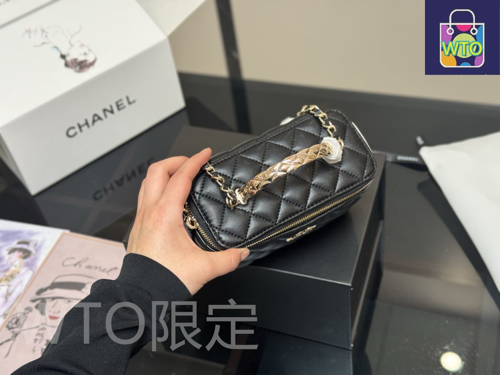 今日特価】Chanel Handle Cosmetic Box シャネル ハンドル