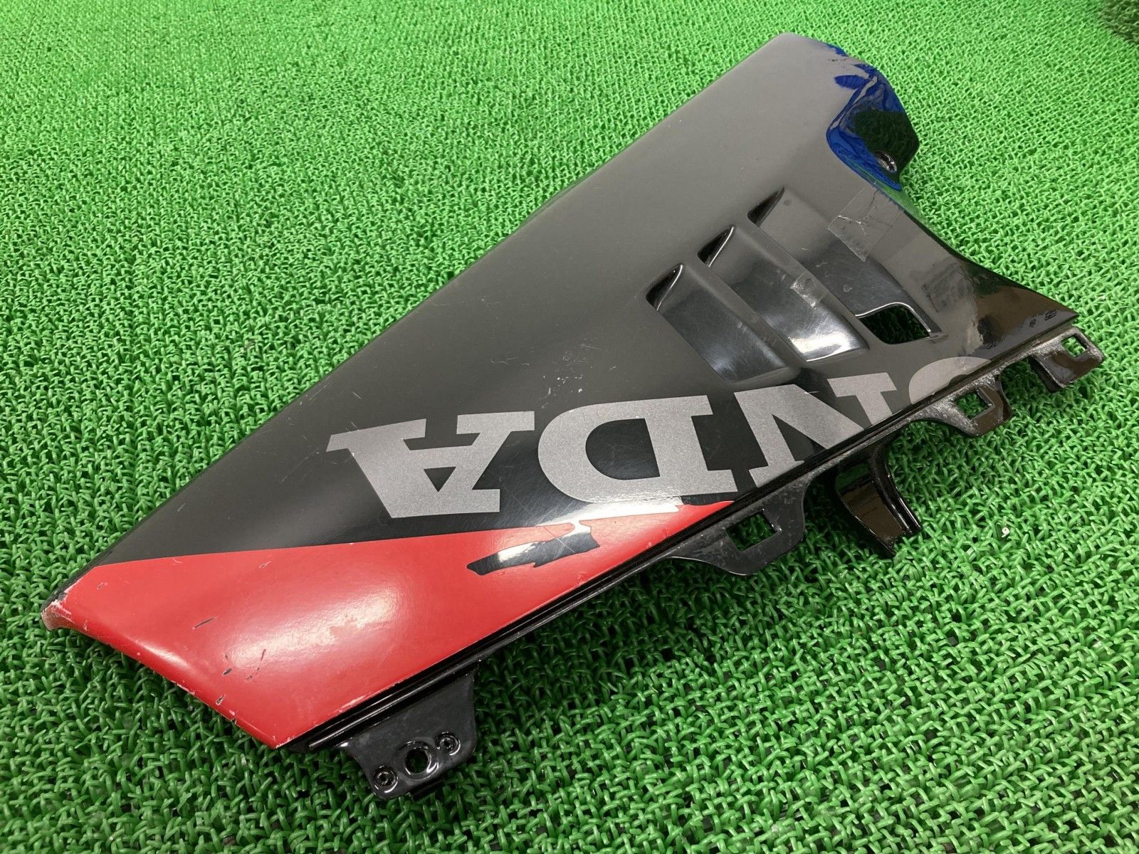 NSR250R アンダーカウル 右 赤/黒 KV3 ホンダ 純正 バイク 部品 MC21 サイドカウル 修復素材やカスタム素材に 品薄 希少品 【中古】 15 NSR250R アンダーカウル 右 赤/黒 KV3 ホンダ 純正 バイク 部品 MC21
