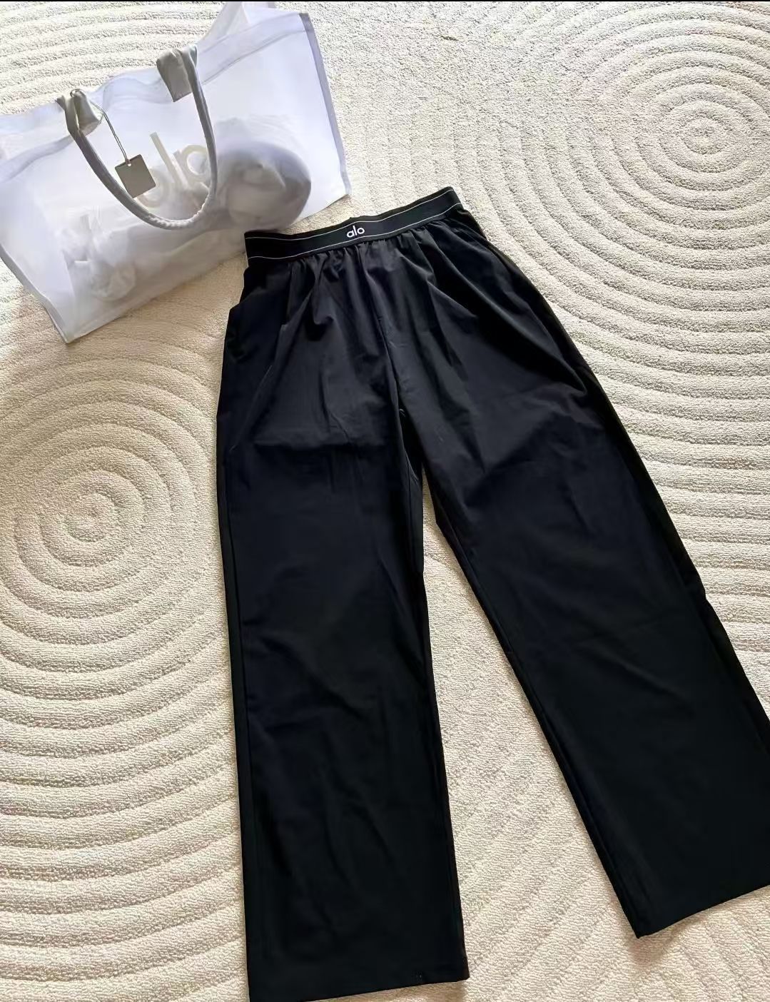 新品 Alo Yoga パンツ ボトム トラウザー アローヨガ ブラック