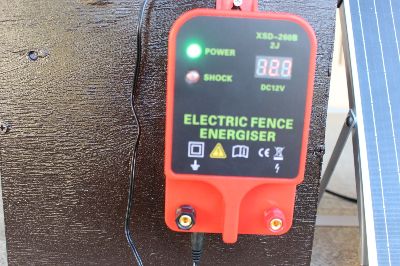 （新品）　ハイパワー電気柵　ソーラー付　柵線　8Km 新品） ハイパワー電気柵 ソーラー付 柵線 8Km