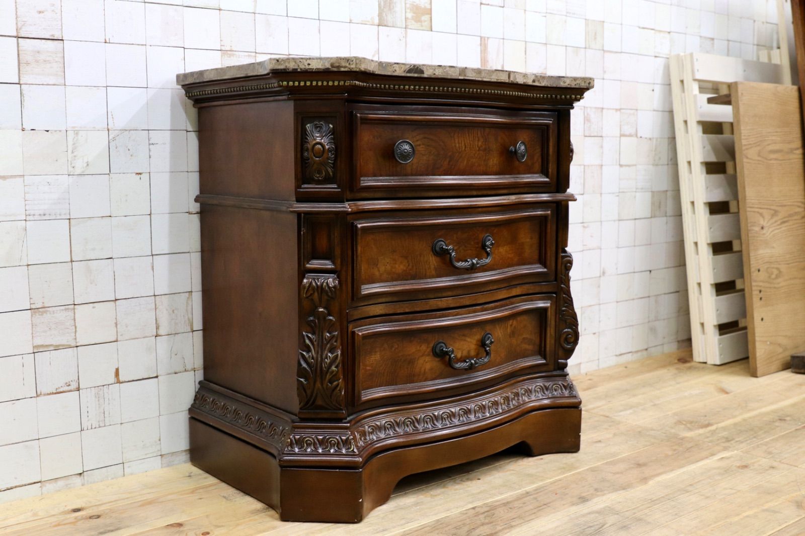 GMIK540 Ledelle Three Drawer Night Stand - Ashley Furniture アシュレイ チェスト サイドチェスト ベッドサイド クラシック