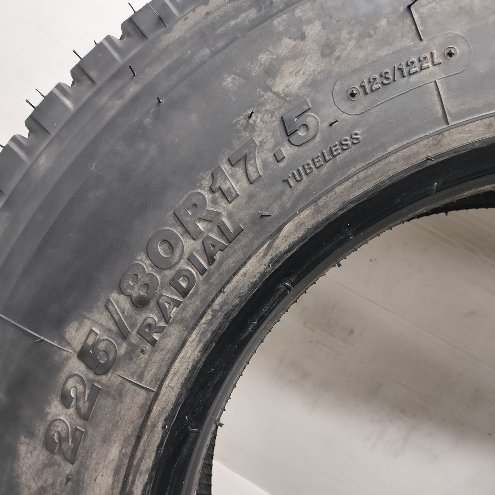 お買い得，得価 ブリヂストン225/80R17.5 V-STEEL RIB R115 123/122L 小型トラック　 BRIDGESTONE 7本　バリ山　2024年　タイヤ　6本　1本　予備