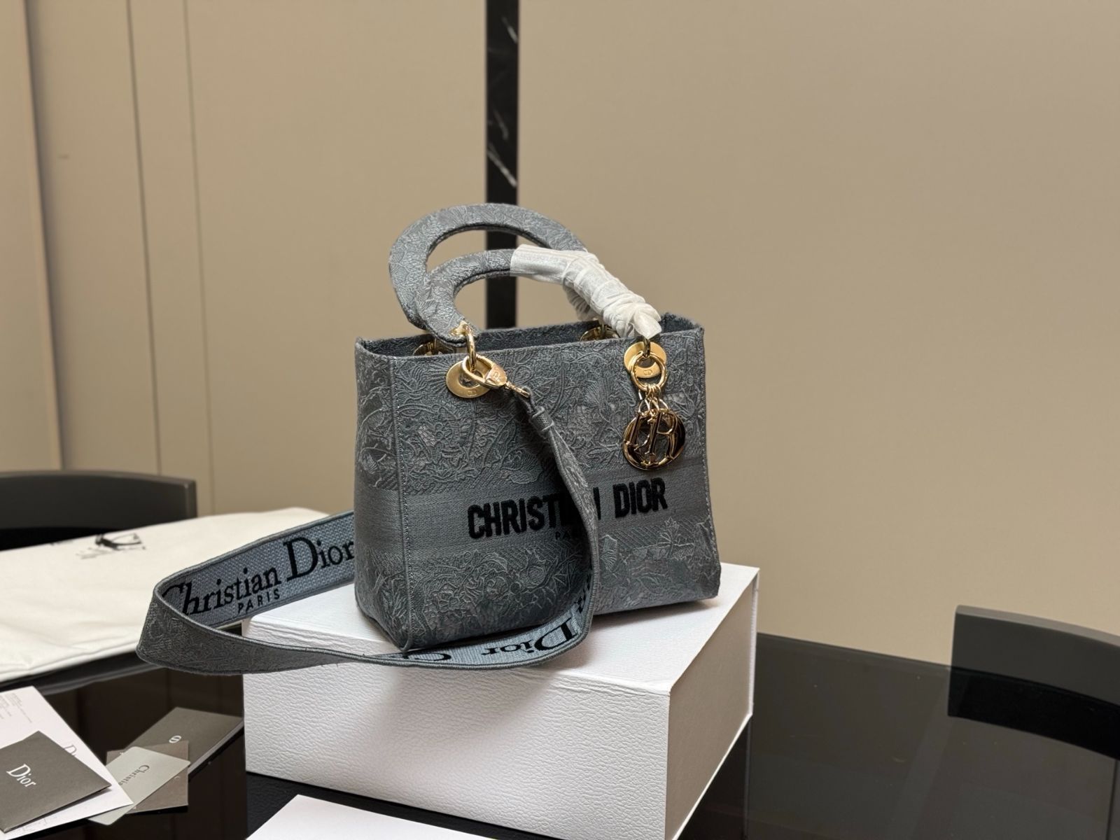 今日特価】Dior Embroidered Lady Dior Bag・ディオール 刺繍