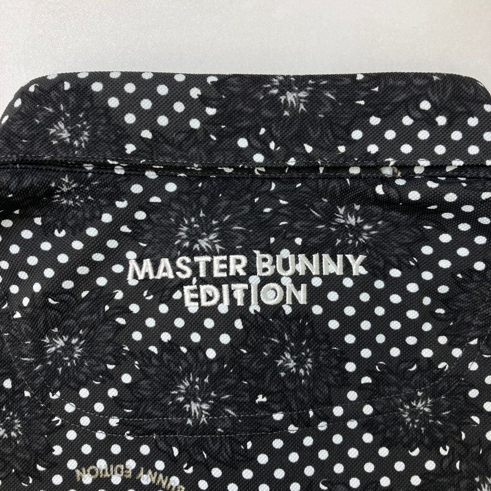 サイズ：7 MASTER BUNNY EDITION マスターバニーエディション  半袖ポロシャツ ロゴ刺繍 花 ドット柄 ブラック系 [240101483780] ゴルフウェア メンズ ストスト サイズ：7 MASTER BUNNY EDITION マスターバニーエディション