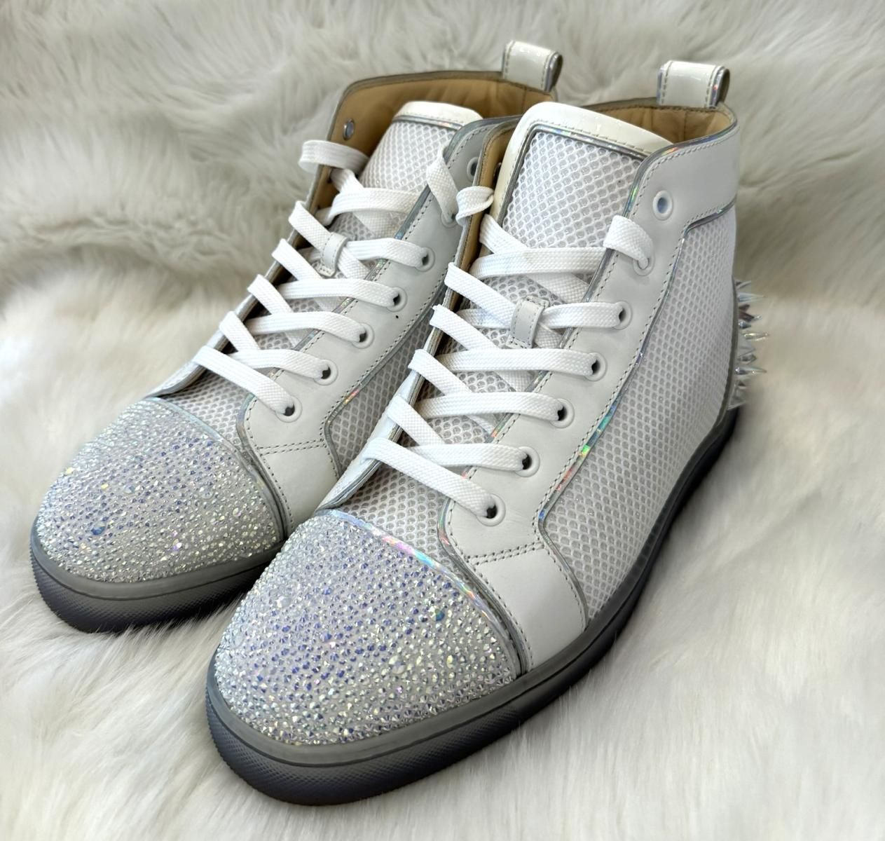 Christian Louboutin （クリスチャンルブタン） ｽﾆｰｶｰ 靴/ﾒﾝｽﾞ White ハイカット メッシュ スニーカー オーロラ  ホワイト スワロフスキー スタッズ 26㎝ - メルカリ