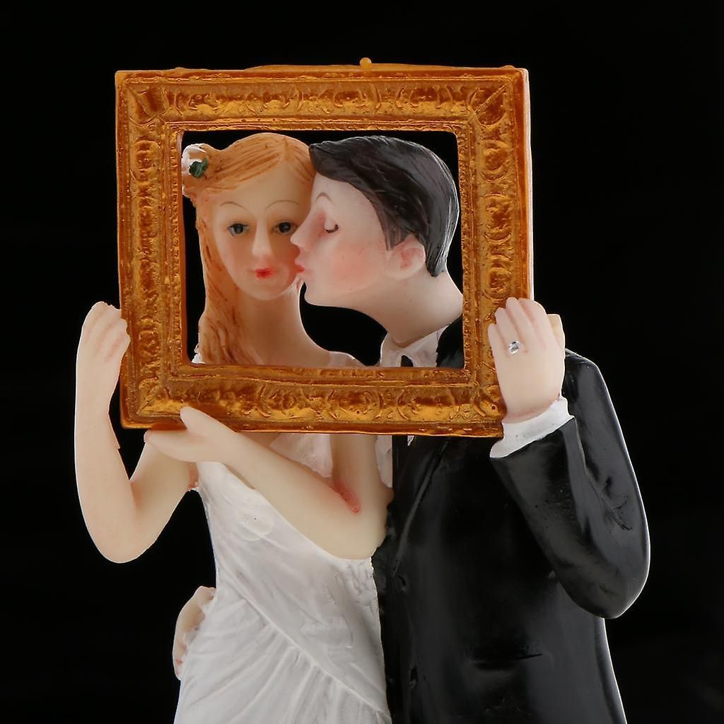 結婚式のカップルの優しい瞬間ケーキトッパーカップルの置物7x5.5x13.5cm